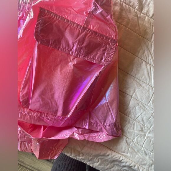 Iridescent pink shorts with elastic waist and pockets on the sides - Picture 3 of 7